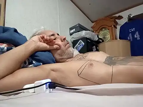 Snapshot of Xoc8_ chatting on 10.22.25 Xoc8 online show from 10.22.25