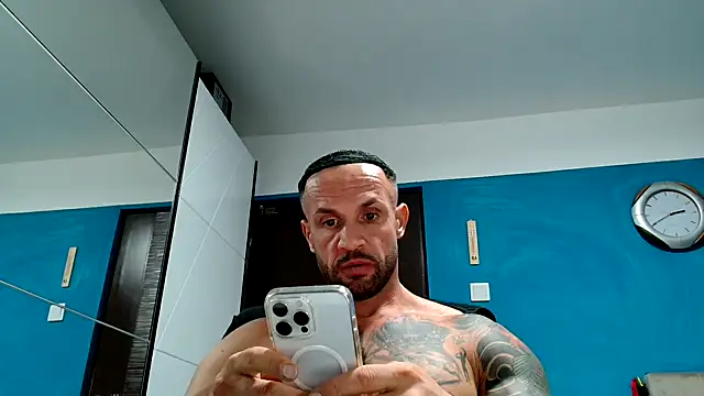 Snapshot of Magnificmuscles89 chatting on 10.01.25 Magnificmuscles89 online show from 10.01.25