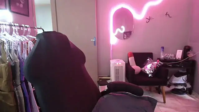 Snapshot of HotRuiva chatting on 01.21.25 HotRuiva online show from 01.21.25