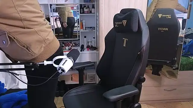 Snapshot of MemiKouki chatting on 01.09.25 MemiKouki online show from 01.09.25