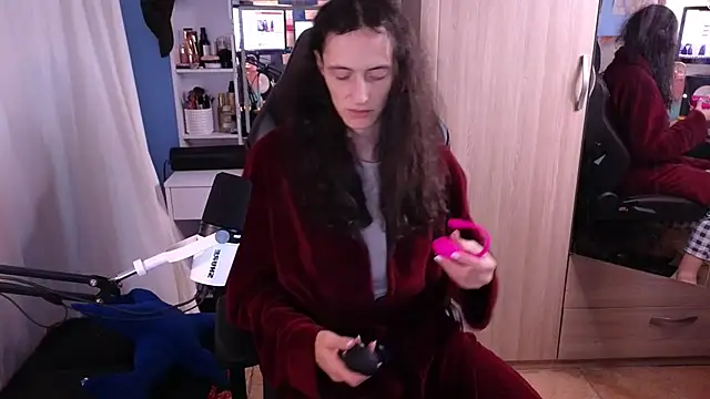 Snapshot of MemiKouki chatting on 01.28.25 MemiKouki online show from 01.28.25