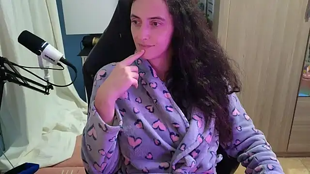 Snapshot of MemiKouki chatting on 10.09.25 MemiKouki online show from 10.09.25