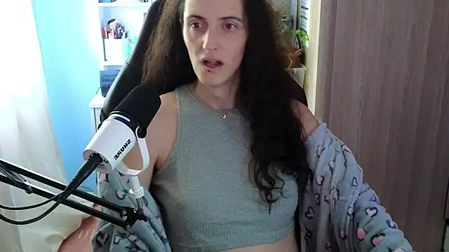 Snapshot of MemiKouki chatting on 10.30.25 MemiKouki online show from 10.30.25