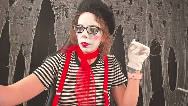 Snapshot of SaraDesirexo chatting on 10.14.25 SaraDesirexo online show from 10.14.25