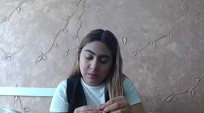 Snapshot of Miabonnett_ chatting on 02.04.25 Miabonnett online show from 02.04.25