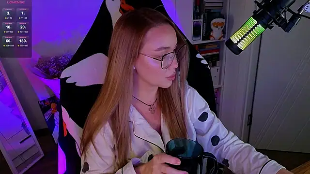 Snapshot of Emili1- chatting on 10.12.25 Emili1- online show from 10.12.25