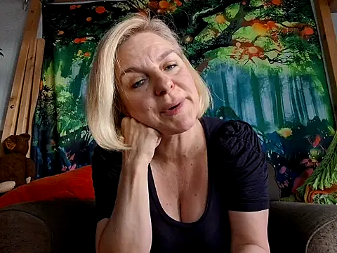 Snapshot of FrauleinSchmitt chatting on 02.16.25 FrauleinSchmitt online show from 02.16.25