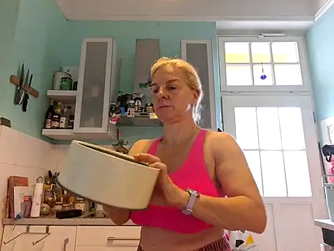 Snapshot of FrauleinSchmitt chatting on 10.17.25 FrauleinSchmitt online show from 10.17.25