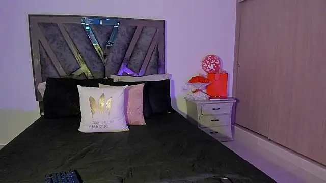 Snapshot of Deborah_Colins chatting on 10.17.25 Deborah Colins online show from 10.17.25