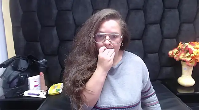 Snapshot of SaraThomso chatting on 12.19.24 SaraThomso online show from 12.19.24