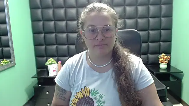 Snapshot of SaraThomso chatting on 02.02.25 SaraThomso online show from 02.02.25