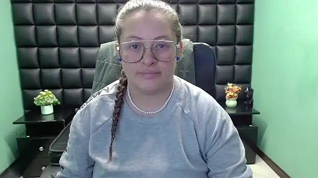 Snapshot of SaraThomso chatting on 02.21.25 SaraThomso online show from 02.21.25