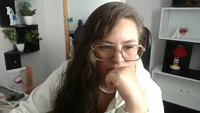 Snapshot of SaraThomso chatting on 03.11.25 SaraThomso online show from 03.11.25