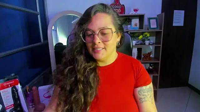 Snapshot of SaraThomso chatting on 09.30.25 SaraThomso online show from 09.30.25