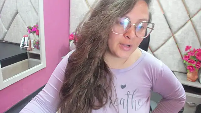 Snapshot of SaraThomso chatting on 10.02.25 SaraThomso online show from 10.02.25