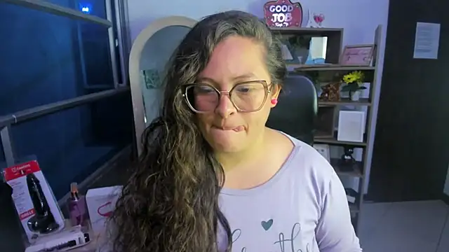 Snapshot of SaraThomso chatting on 11.13.25 SaraThomso online show from 11.13.25