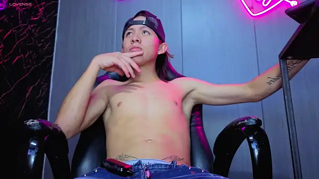 Snapshot of kevinbigcokc18 chatting on 11.19.25 kevinbigcokc18 online show from 11.19.25