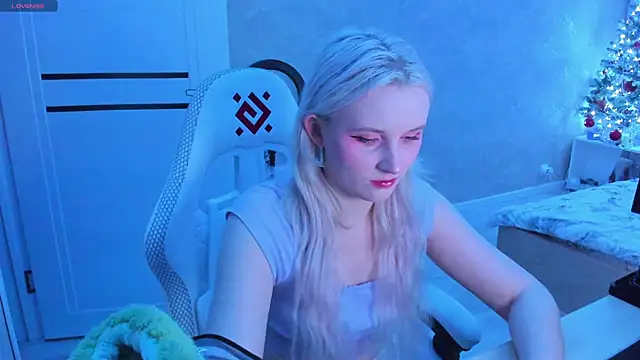 Snapshot of SweeteRose_Royce chatting on 01.17.25 SweeteRose Royce online show from 01.17.25