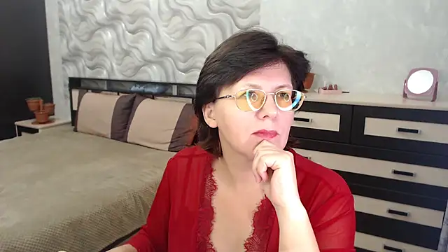 Snapshot of VitaCharm chatting on 12.10.24 VitaCharm online show from 12.10.24