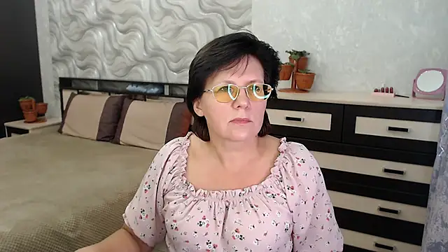 Snapshot of VitaCharm chatting on 12.14.24 VitaCharm online show from 12.14.24