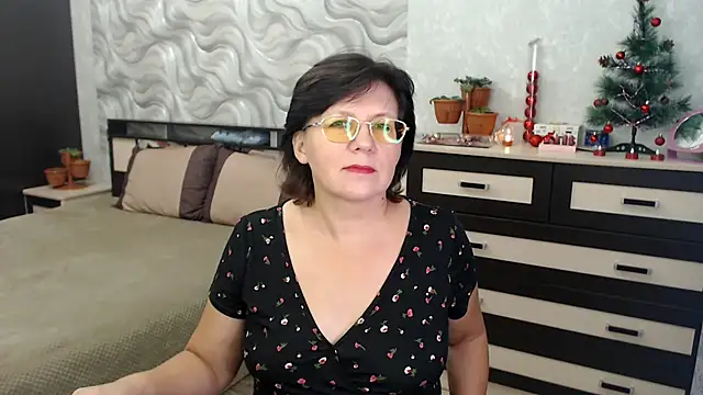 Snapshot of VitaCharm chatting on 12.21.24 VitaCharm online show from 12.21.24