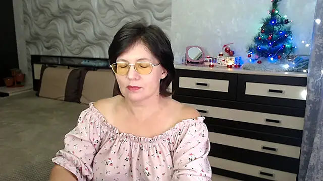 Snapshot of VitaCharm chatting on 12.27.24 VitaCharm online show from 12.27.24