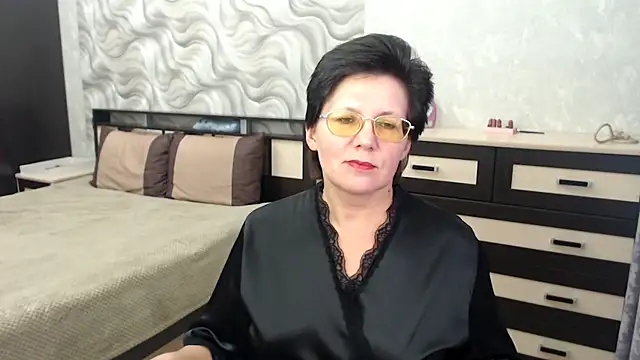 Snapshot of VitaCharm chatting on 02.16.25 VitaCharm online show from 02.16.25