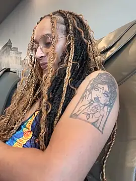 Snapshot of Shuggabutt chatting on 09.18.25 Shuggabutt online show from 09.18.25