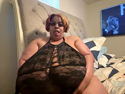 Snapshot of Missredboneo12 chatting on 10.09.25 Missredboneo12 online show from 10.09.25