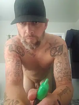 Snapshot of LongandEasy77 chatting on 10.27.25 LongandEasy77 online show from 10.27.25