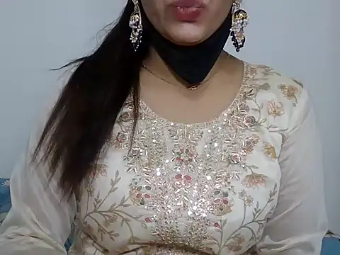 Snapshot of sparkling_queen chatting on 01.01.25 sparkling queen online show from 01.01.25