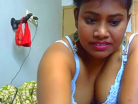 Snapshot of sexy_roma chatting on 12.22.24 sexy roma online show from 12.22.24