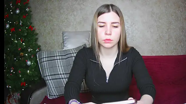 Snapshot of ElllaNuar chatting on 01.14.25 ElllaNuar online show from 01.14.25