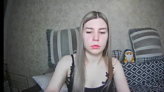 Snapshot of ElllaNuar chatting on 03.17.25 ElllaNuar online show from 03.17.25