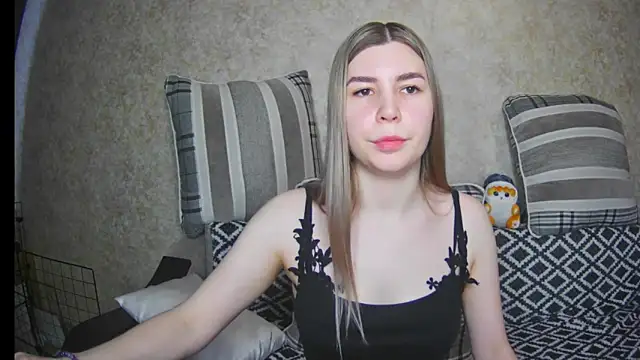 Snapshot of ElllaNuar chatting on 03.17.25 ElllaNuar online show from 03.17.25