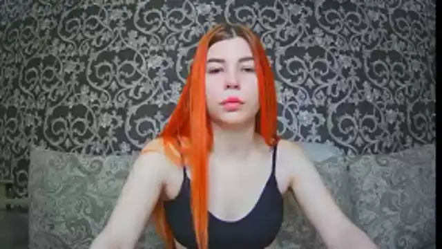 Snapshot of ElllaNuar chatting on 10.28.25 ElllaNuar online show from 10.28.25