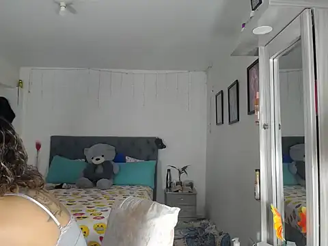 Snapshot of Corina_hot chatting on 10.15.25 Corina hot online show from 10.15.25