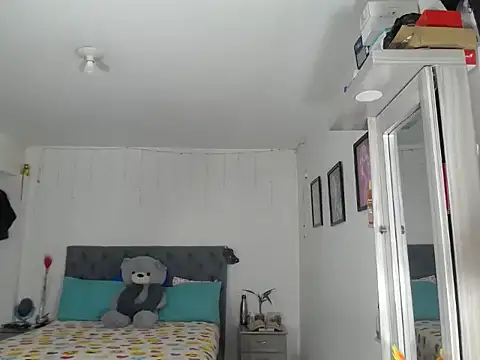 Snapshot of Corina_hot chatting on 10.16.25 Corina hot online show from 10.16.25