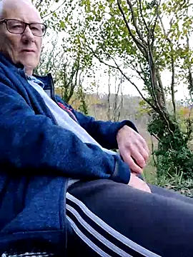 Snapshot of cutaboverest chatting on 11.03.25 cutaboverest online show from 11.03.25