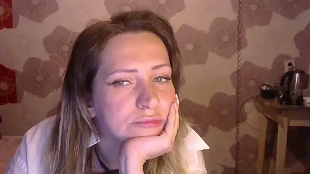 Snapshot of Queen_Daenerys chatting on 09.29.25 Queen Daenerys online show from 09.29.25