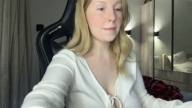 Snapshot of x_ivy_x chatting on 12.10.24 x ivy x online show from 12.10.24