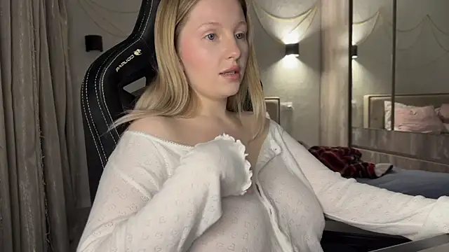 Snapshot of x_ivy_x chatting on 01.04.25 x ivy x online show from 01.04.25