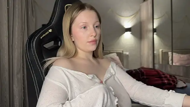 Snapshot of x_ivy_x chatting on 01.04.25 x ivy x online show from 01.04.25