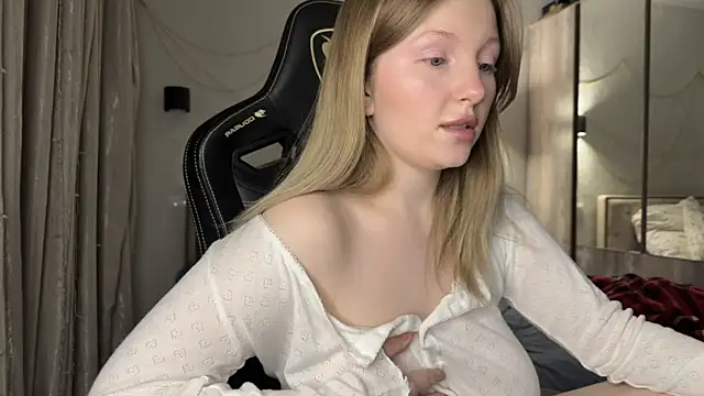 Snapshot of x_ivy_x chatting on 01.09.25 x ivy x online show from 01.09.25