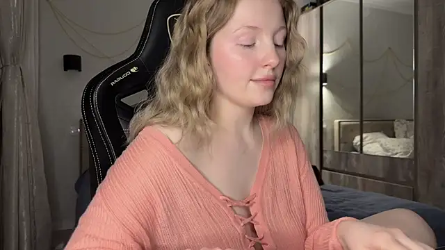 Snapshot of x_ivy_x chatting on 01.10.25 x ivy x online show from 01.10.25