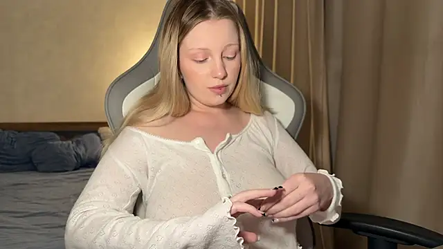 Snapshot of x_ivy_x chatting on 09.15.25 x ivy x online show from 09.15.25