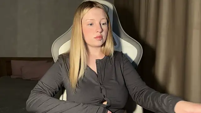 Snapshot of x_ivy_x chatting on 10.28.25 x ivy x online show from 10.28.25