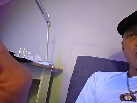 Snapshot of McdyllanXX chatting on 02.08.25 McdyllanXX online show from 02.08.25