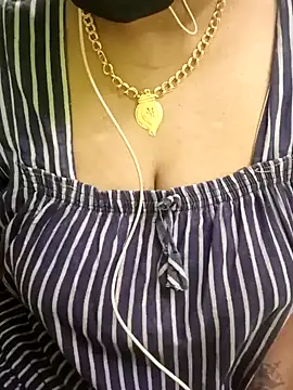 Snapshot of Aishu-tamil09 chatting on 12.21.24 Aishu-tamil09 online show from 12.21.24