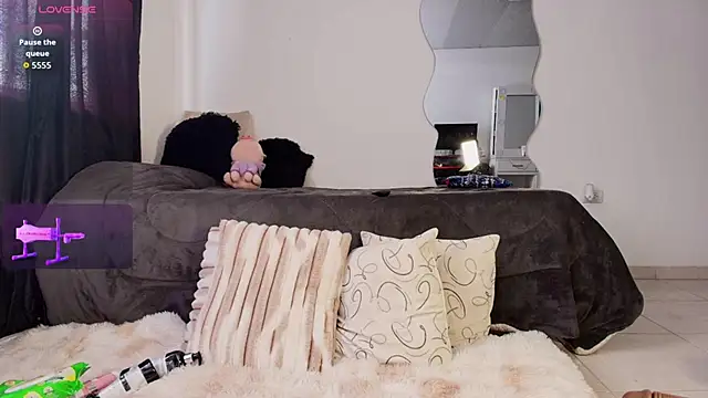 Snapshot of Madeline_Dreams chatting on 10.18.25 Madeline Dreams online show from 10.18.25